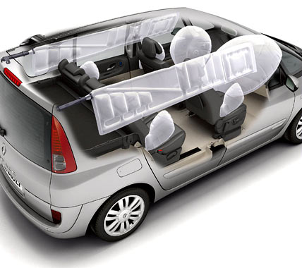 Renault Espace mit offenen Airbags 
