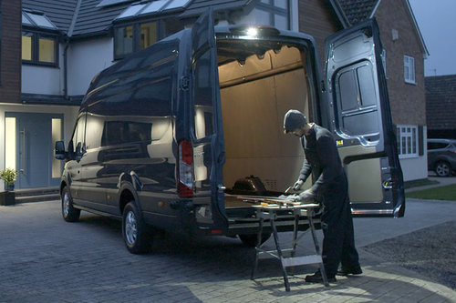 Mit LED-Außenleuchte: neuer Ford Transit