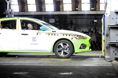 Neue Schlittentestanlage im Ford Crash-Labor