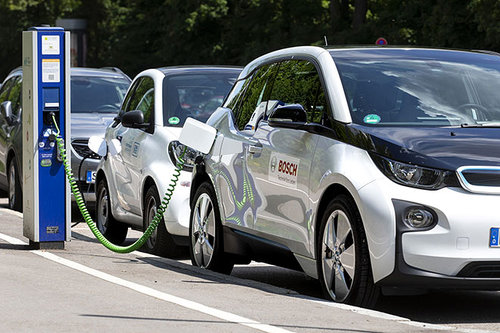 Bosch lindert Akku-Stress beim E-Auto