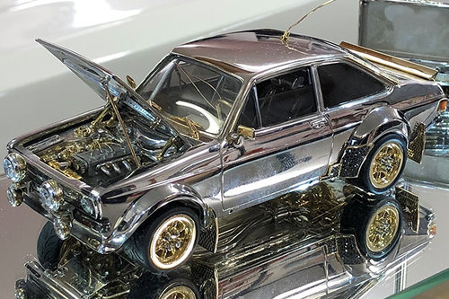 Ford Escort: Modell aus Gold und Silber