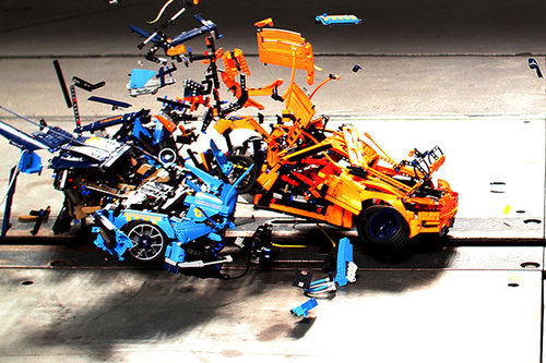 Schräg: Crashtest mit Lego-Autos