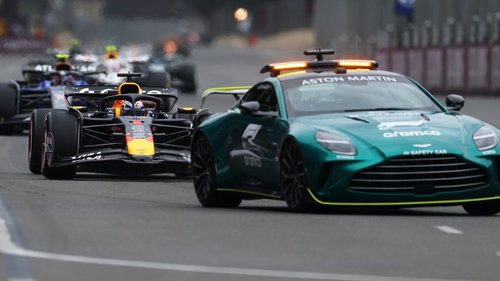 Verstappen siegt in Baku Max Verstappen feierte in Baku von Pole aus einen souveränen Sieg