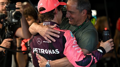 Sprint-Qualifying Miami Andrea Kimi Antonelli jubelt mit Papa Marco über die erste Pole seiner Karriere