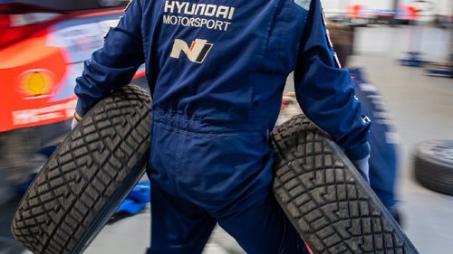 Neuville kritisiert Hankook Mechaniker von Hyundai mit zwei Hankook-Reifen
