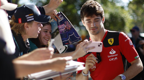 Charles Leclerc's Adresse geleakt Bei Rennen nimmt sich Charles Leclerc gerne Zeit für ein Foto