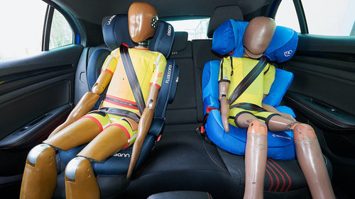 Kopfstützen im Auto verbessern Sicherheit von Kindersitzen bei Heckaufprall 