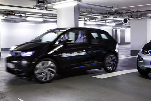 BMW Active Assist: fahrerlos durchs Parkhaus 