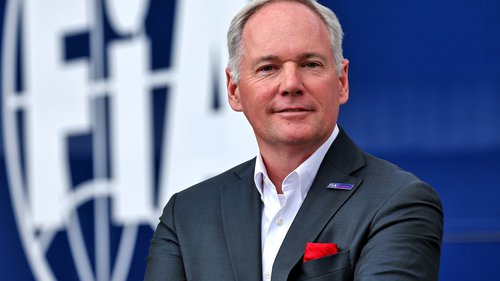 FIA-Wahl: Mayer vs Bin Sulayem FIA-Präsidentschaftskandidat Tim Mayer vor einem FIA-Logo