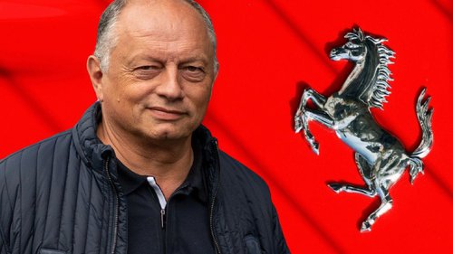 Vasseur: Vertrag verlängert Fotomontage: Ferrari-Teamchef Frederic Vasseur vor einem Ferrari-Logo