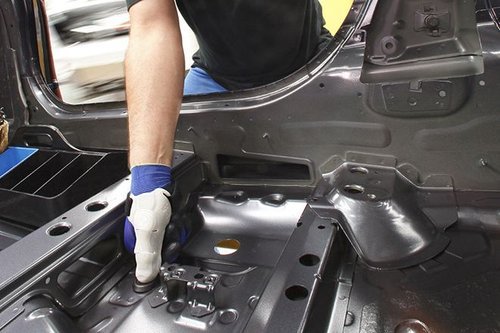 Handschuh schont Gelenke bei BMW