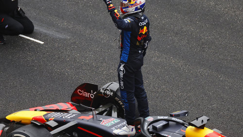Beim Grand Prix in China wurde es kurz brenzlig Max Verstappen feiert in China den vierten Saisonsieg