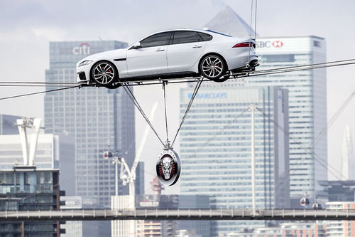 Neuer Jaguar XF: spektakuläre Präsentation 