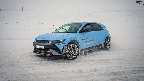 Hyundai Ioniq 5 N im Schnee quergetrieben 