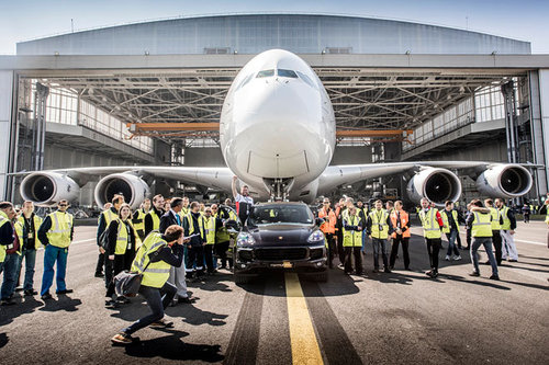 OFFROAD | Rekord: Porsche Cayenne zieht Airbus A380 | 2017 Porsche Cayenne Airbus A380 2017