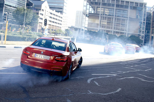 AUTOWELT | BMW: Driftmob mit M235i in Kapstadt | 2014 