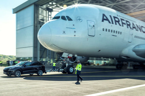 Rekord: Porsche Cayenne zieht Airbus A380 Porsche Cayenne Airbus A380 2017