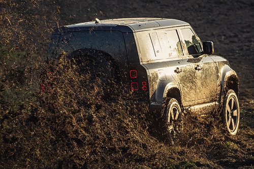 Land Rover Defender als 007-Star