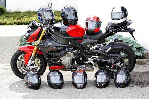 ÖAMTC testet neun Motorradhelme