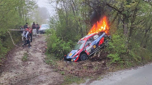 WRC Rallye Kroatien 2022: Feuerunfall nach Abflug Feuerunfall von Oliver Solberg bei der Rallye Kroatien 2022