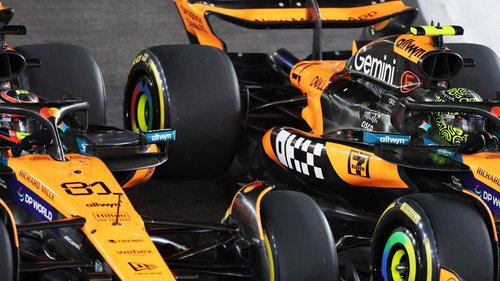 Formel 1 Singapur: Rennbericht Oscar Piastri und Lando Norris duellieren sich am Start in Singapur 2025