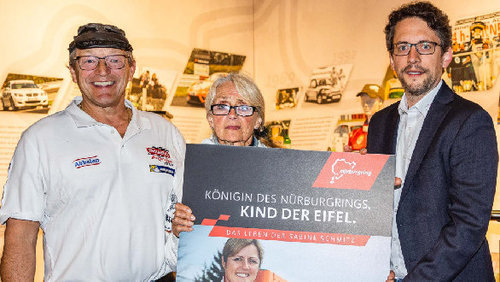 Sabine-Schmitz-Ausstellung am Nürburgring eröffnet Klaus Abbelen und Mutter Ursula eröffneten die Sabine-Schmitz-Ausstellung