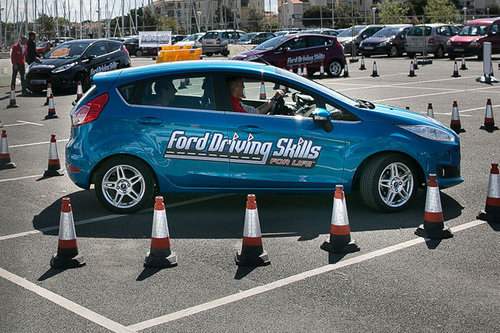 Ford: Anzug simuliert Fahren im Drogenrausch 