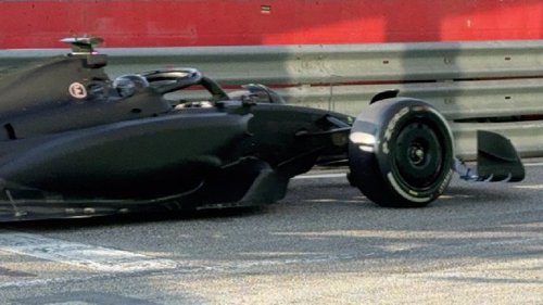 Ganz in Schwarz Cadillac-Fahrer Sergio Perez verlässt die Boxengasse in Imola im schwarzen Ferrari SF-23