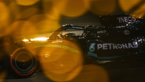 F1-Quali Bahrain 2020: Lewis Hamilton lässt nicht locker Lewis Hamilton sichert sich in Bahrain die nächste Pole-Position