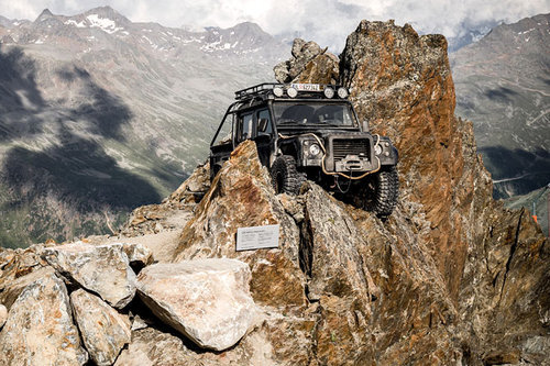Land Rover: "007 Elements" bei Sölden 