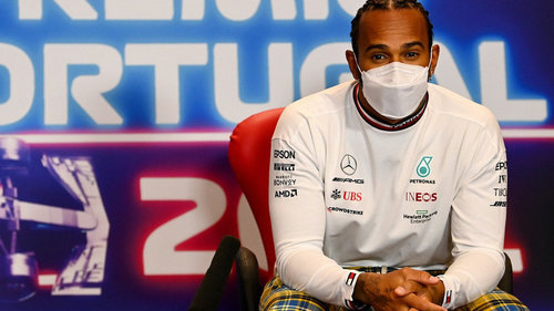 Lewis Hamilton verplappert sich: "Plane nächstes Jahr hier zu sein" Lewis Hamilton bei der FIA-Pressekonferenz am Donnerstag