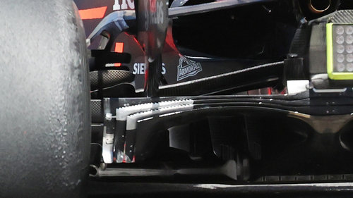 F1-Technik: Neuer Red Bull-Diffusor Weiß markiert ist die gezackte Kante im Red-Bull-Diffusor deutlich zu sehen