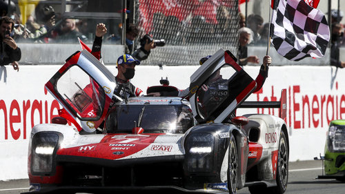 Toyota #7 endlich mit Le-Mans-Sieg; Habsburg ebenfalls #1 Der Toyota #7 hat das erste Rennen in Le Mans in der Hypercar-Ära gewonnen