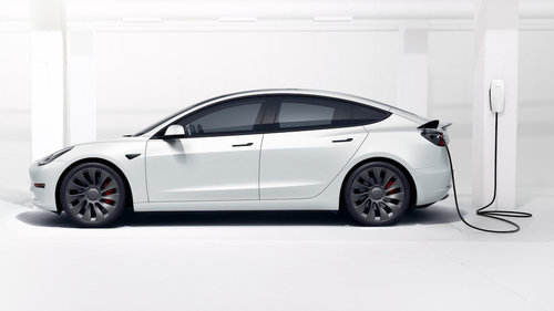 Tesla senkt Preise & erweitert Angebot 