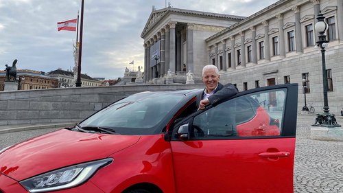 Volksbegehren zur Entlastung der Autofahrer:innen Gerhard Lustig vor dem Parlament, in dem, wie er hofft, bald über Möglichkeiten zur Kostensenkung debattiert wird.