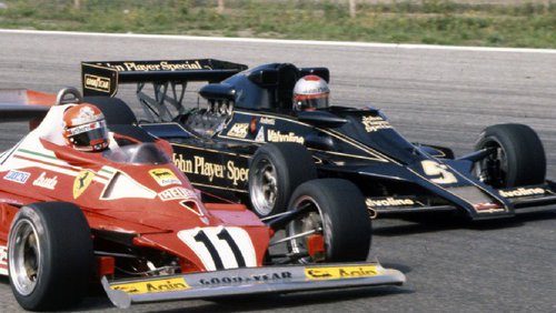 Nach dominanten Jahren Niki Lauda im Ferrari kämpft gegen Mario Andretti im Lotus