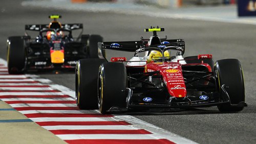 Formel-1-Reset Lewis Hamilton vor Isack Hadjar beim Formel-1-Wintertest in Bahrain 2026