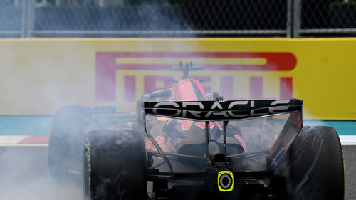 Max Verstappen mit 360-Grad-Dreher Max Verstappen (Red Bull) dreht sich kurz nach dem Start um 360 Grad