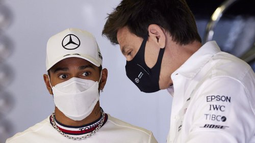 Er soll den Ritterschlag genießen! Formel-1-Fahrer Lewis Hamilton mit Mercedes-Teamchef Toto Wolff