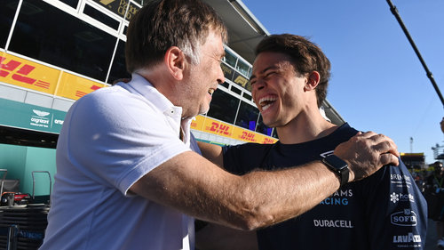 Was an de Vries so beeindruckend ist Williams-Teamchef Jost Capito und Nyck de Vries feiern P9 in Monza
