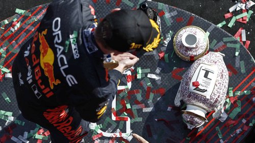 Norris schrottet Verstappen-Pokal: Hersteller baut Trophäe nach Max Verstappen mit dem kaputten Siegerpokal beim Formel-1-Rennen in Ungarn