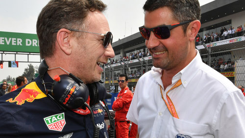 Darum wurde Hamilton (nur) mit 10 Sek bestraft Red-Bull-Teamchef Christian Horner im Gespräch mit FIA-Rennleiter Michael Masi