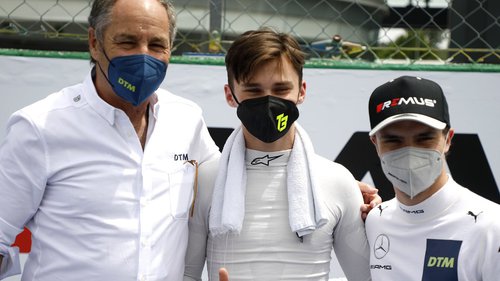 Berger warnt vor 3. Corona-Saison Gerhard Berger (hier mir Esteban Muth und Lucas Auer) mit Maske: Corona schadet der DTM