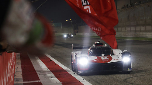 Toyota holt sich WEC-Titel in Bahrain Buemi/Hartley/Hirakawa überqueren die Ziellinie als WEC-Champions 2022