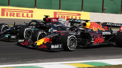 Fall Hamilton/Verstappen: Entscheidung vertagt Lewis Hamilton und Max Verstappen im Zweikampf beim Rennen in Brasilien