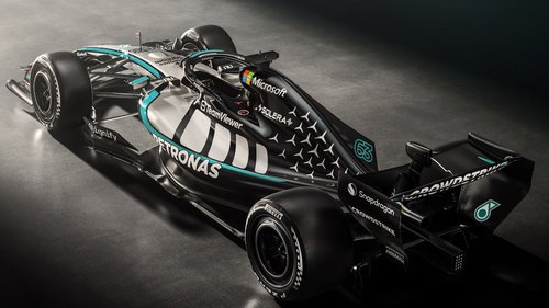 W17-Premiere im Regen Der Mercedes W17 ging am Donnerstag zum ersten Mal auf die Strecke