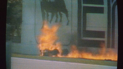 Wieso Gerhard Berger '89 seinen Feuerunfall in Imola überlebte Der Feuerunfall von Gerhard Berger 1989 in Imola auf einem TV-Bildschirm
