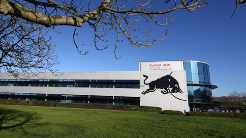 Red Bull & Porsche: Deal geplatzt! Das Porsche-Logo wird dem Bullen in Milton Keynes nun doch keine Gesellschaft leisten