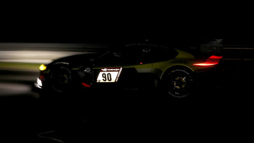 24h Nürburgring: Doppelschlag in der Nacht Der Aston Martin #90 ist in der Nacht verunfallt und raus