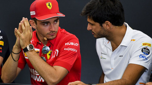 Sainz: Komme nicht als Nummer 2 zu Ferrari Carlos Sainz (rechts) hat nicht vor, sich Charles Leclerc einfach zu ergeben
